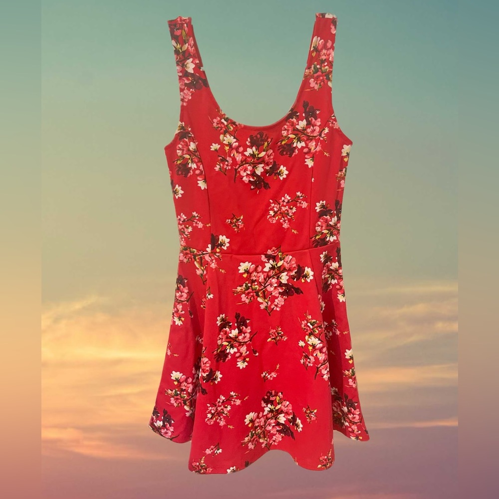Summer or vacation floral dress in size US 6 (small)